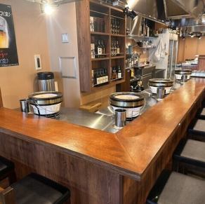 お1人でも気軽にご利用いただけるカウンター席あり！活気のある店内は温かい雰囲気で、お1人様や女性も入りやすい空間に◎