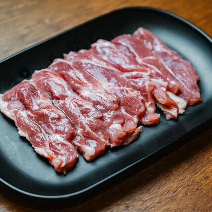 【北海道スタイルで味わう！】炭火で焼き上げる肉厚でジューシーな「生ラム ジンギスカン」