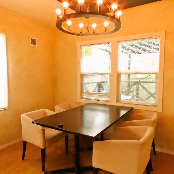 ≪雰囲気≫アットホームでリラックスした雰囲気が魅力の店内。木の温もりを感じるインテリアと緑豊かな庭園が調和し、まるで自然の中にいるような心地よさ。テラス席もあり、お一人様からご家族まで幅広く利用しやすい空間です。昼は柔らかな自然光が差し込み、夜は照明が包み込む空間で、お料理をお楽しみください。