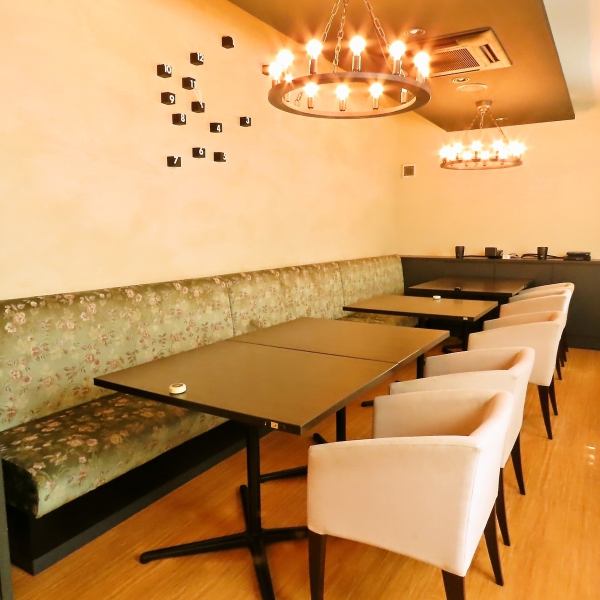 ≪お席情報≫広々とした店内には約30席を完備。落ち着いたトーンのインテリアと温かみのある照明が、ゆったりとした時間を演出します。ご友人との食事や記念日など、さまざまなシーンに対応可能です。テラス席もあり、季節の風を感じながら食事ができる開放的な空間は、特に春夏に人気です。