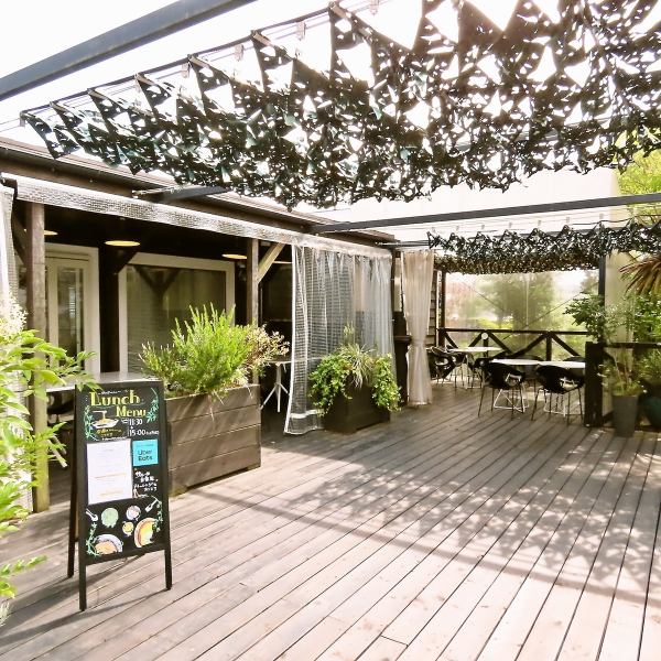 ≪アクセス≫JR八高線「小宮駅」より徒歩約17分。または「石川バス停」から徒歩約3分と、バス利用も便利です。緑に囲まれた静かなロケーションで、都会の喧騒を忘れてゆったりと過ごせます。駐車場も完備しており、車での来店も安心。遠方からのゲストにも便利な立地です。