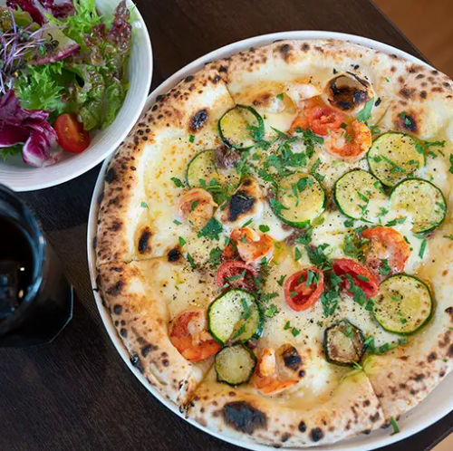 ピザ窯で焼き上げるピザ◆