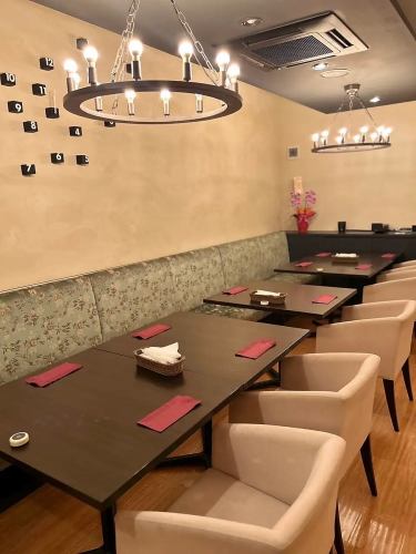 2～12名様でご利用いただけるテーブル席です。広めのチェアとテーブルで、ゆったりとお過ごしいただけます。ご家族やご友人、デートでのご利用におすすめです。