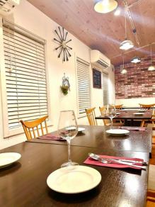 2～12名様でご利用いただけるテーブル席です。女子会や、各種宴会でのご利用におすすめです◎ご予約は直接お店にお問い合わせください。