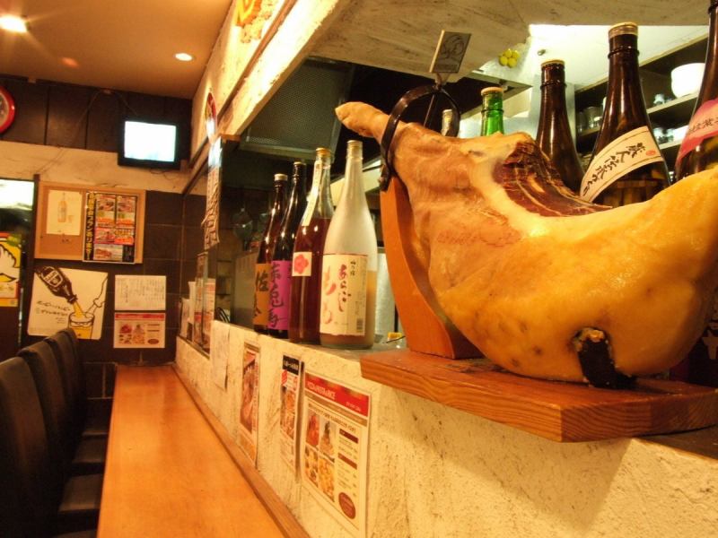 A counter where even one person can easily drop in.Jamon Serrano, which you can cut right in front of you, looks delicious!