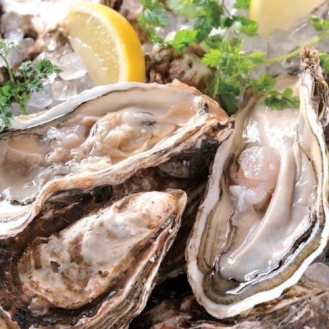 Raw oysters directly delivered from Akkeshi, raw, grilled, steamed with sake (1 piece)