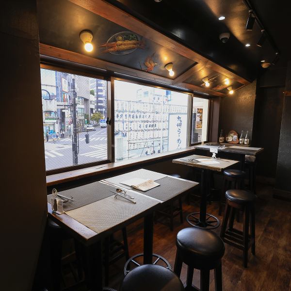 テーブル席は2名から最大10名まで対応でき、少人数のデートや女子会から、グループでの食事や小規模な宴会まで幅広く活用できます。人数に合わせた柔軟な使い方ができるため、プライベートでもパーティでもシーンを選ばず利用できるのが魅力です。