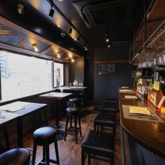 店内は全14席とコンパクトながら、貸切利用も可能です。少人数でも落ち着いたプライベート空間を確保できます。女子会や誕生日会など、気兼ねなく過ごせるアットホームな雰囲気が魅力です。