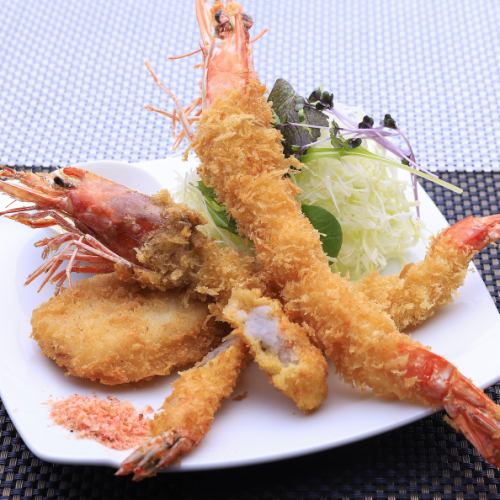 4種類の味を一度に楽しめる贅沢なエビフライ盛合せ