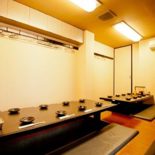 There are 2 tables for 8 people.It is a semi-private room with a sunken kotatsu table, so you can relax.