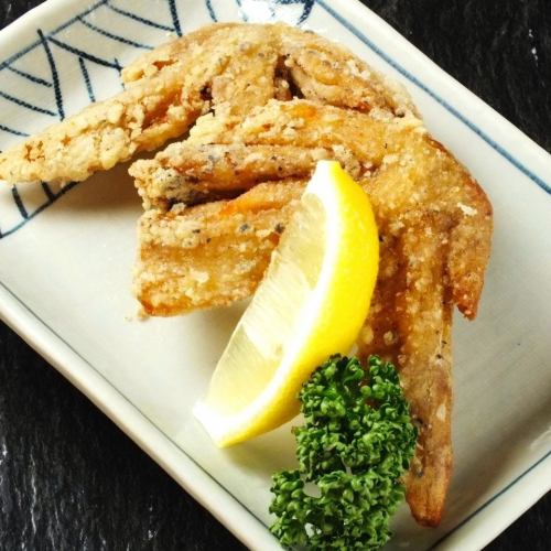 [Nakayoshiya's No. 1 popular menu item] Crispy and juicy chicken wings! We are proud of our large chicken wings♪ 308 JPY (incl.)