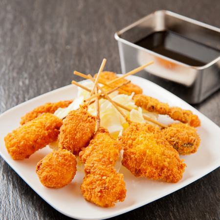 Kushikatsu (deep-fried skewers) and seafood are popular! It's close to Bentencho Station and is reasonably priced. A 3,850 JPY course with all-you-can-drink for 90 minutes (including a half-private room) is available.