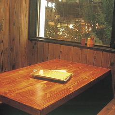 4명까지 이용 가능한 테이블석.창가의 자리에서 개방감을 느끼면서 식사를 즐길 수 있습니다.