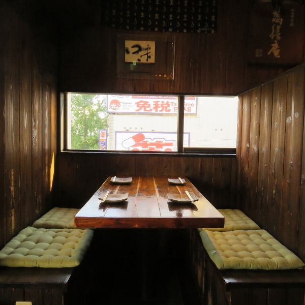 Table seats by the window are recommended ♪ Table seats that can accommodate up to 4 people.