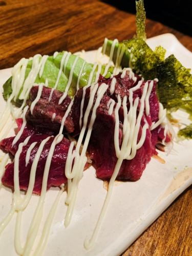 ダチョウとアボカドのわさび醤油がけ