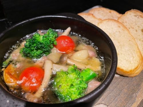 鶏ときのこのアヒージョ（バケット付）