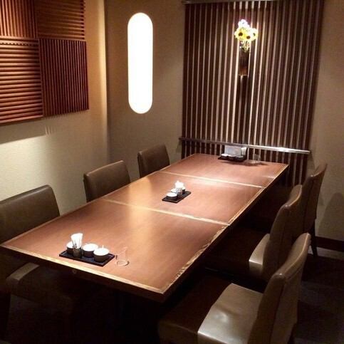 家族会やお仲間との会食に最適な半個室空間をご用意！6名様までご利用可能です。ゆったりとランチ会にも◎モダンな雰囲気の中でゆったりと天ぷらをお召し上がりいただけます。