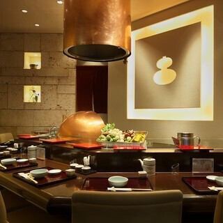 カウンター席では目の前から揚げたてを一品ずつご提供いたします！季節のメニューやおすすめメニューもお気軽にお尋ねください♪親子やご友人同士、デートにもぴったりのお席です。