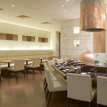 天ぷら屋さんらしいモダンで落ち着きのある雰囲気。店内はカウンター席とテーブル席を完備。さらには6名様までご利用いただける半個室もご用意しております。当店自慢のお料理を心ゆくまでお楽しみください！