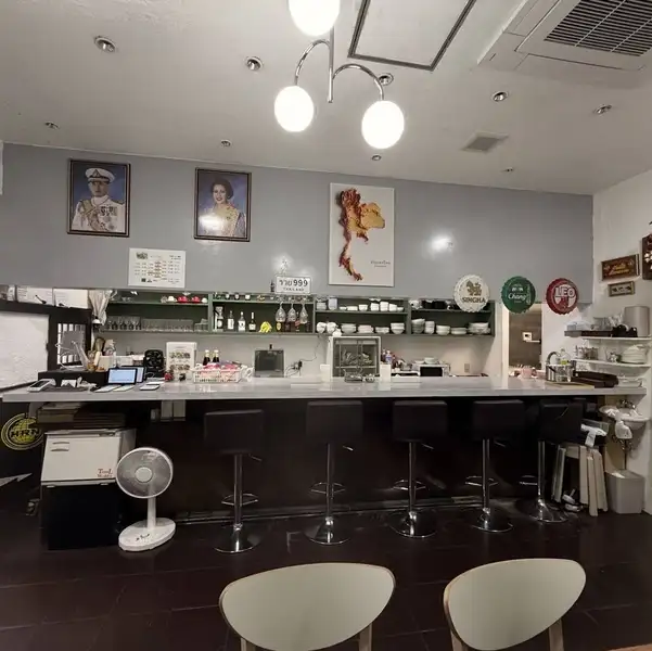 扉を開けば、そこは微笑みの国タイ。草加の住宅街に佇む「プレオ」は、地元の皆様にも愛されるアットホームな空間です。日常を忘れる「小旅行」気分を演出。本場の活気と温かなおもてなしが、訪れる人々を優しく包み込みます。本場の味をリラックスしてお楽しみください。