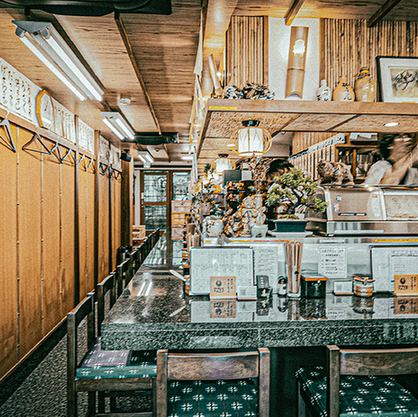 落ち着いた和の空間で、職人の技を間近に感じられるカウンター席