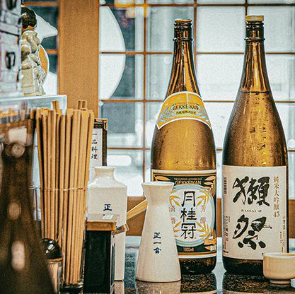 日本酒や焼酎をはじめ、こだわりの銘柄を豊富に取り揃えています