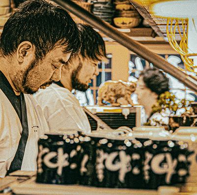 厨师在你面前现场制作寿司，这种现场感让寿司更具吸引力！