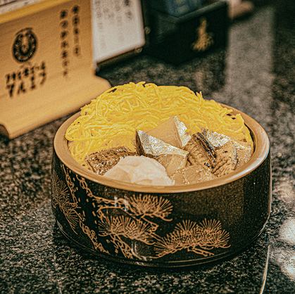 「見た目も華やか！旬の味覚を詰め込んだ特製ちらし寿司」