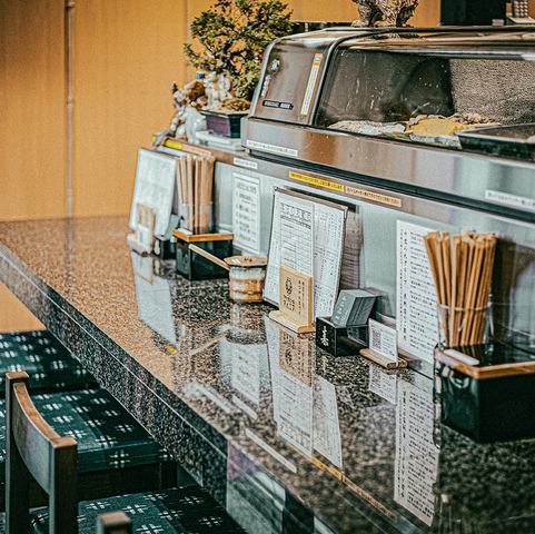 独自用餐者和酒吧客人也同样欢迎。