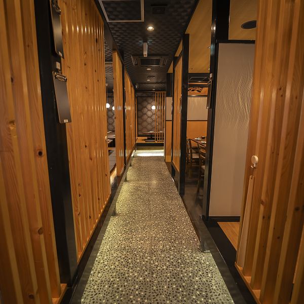 木目調の温かみがある店内は、全席が半個室仕様。周りを気にせず、大切な方とのお食事や会話を心ゆくまでお楽しみいただけます。プライベート感のある空間は、デートや女子会、会社帰りのお気軽な一杯にも最適です◎ 岸和田駅すぐの場所にありながら、都会の喧騒を忘れて落ち着けるアットホームな雰囲気が自慢です。