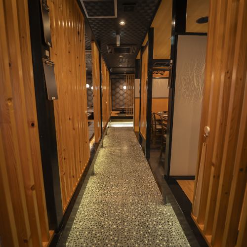 <p>木目調の温かみがある店内は、全席が半個室仕様。周りを気にせず、大切な方とのお食事や会話を心ゆくまでお楽しみいただけます。プライベート感のある空間は、デートや女子会、会社帰りのお気軽な一杯にも最適です◎ 岸和田駅すぐの場所にありながら、都会の喧騒を忘れて落ち着けるアットホームな雰囲気が自慢です。</p>