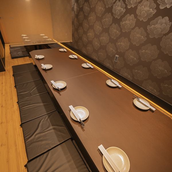 広々とした店内は、貸切なら最大70名様まで収容可能！1～6卓の結合や、L字型での8名様利用、さらに12・13卓の結合など、人数に合わせたテーブルレイアウトにも柔軟に対応いたします。「大人数で集まりたいけれど、一体感が欲しい」という幹事様、ぜひ当店へご相談ください！駅チカなので集合・解散もスムーズです♪