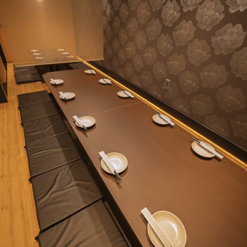 <p>広々とした店内は、貸切なら最大70名様まで収容可能！1～6卓の結合や、L字型での8名様利用、さらに12・13卓の結合など、人数に合わせたテーブルレイアウトにも柔軟に対応いたします。「大人数で集まりたいけれど、一体感が欲しい」という幹事様、ぜひ当店へご相談ください！駅チカなので集合・解散もスムーズです♪</p>