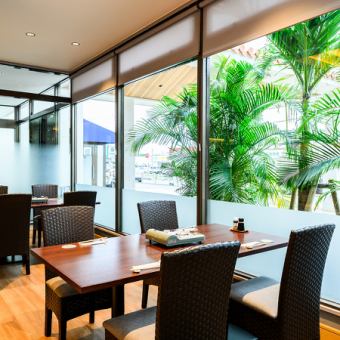 ご家族やカップルなど、様々なシーンでご利用可能なテーブル席