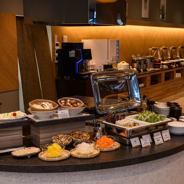 広々としたカウンターには種類豊富な料理がずらりと並び、選ぶ楽しさ満載!見ているだけでもワクワクする空間です◎清潔に保たれているため安心してお料理を選べます。