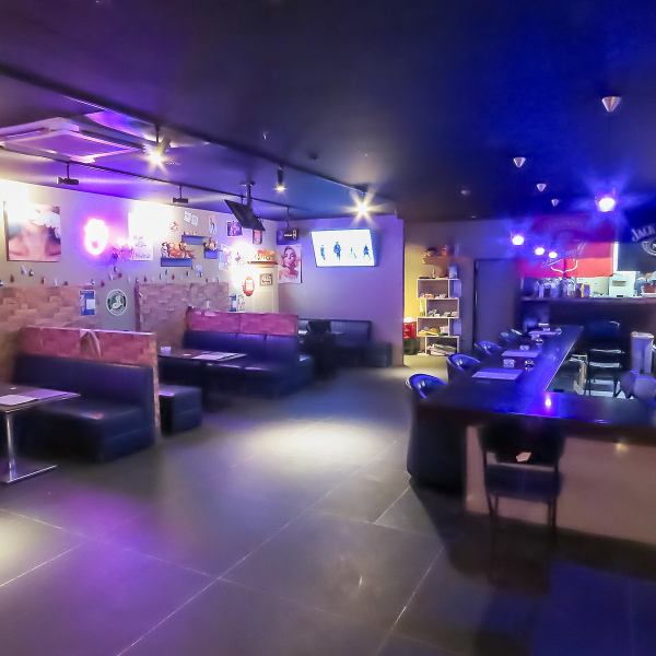 お酒と遊びの楽園へようこそ！明るい照明が落ち着いた雰囲気を演出し、訪れる人々を心地よく包み込むでしょう♪ ダーツやカラオケで盛り上がりながら、飲み放題も堪能できます☆ イベントも月に一度開催され、訪れるたびに新しい楽しみが待っています◎ 若者から大人まで、幅広い世代が楽しめるスポットです★