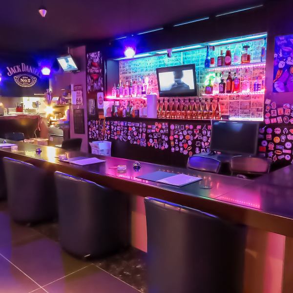 店内は、ソファ席とカウンター席があり、広々とした落ち着いた空間が広がっていて、ゆったりとした時間を過ごせるでしょう☆ 遊びを交えたお酒の時間が最高です！ 月替わりの楽しいイベントがあり、いつ来ても楽しめる工夫が満載◎ どの年代のお客様にも愛される、お酒と楽しさの融合空間で楽しいひとときを★