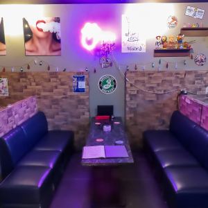 明るい照明に包まれたアミューズメントバーは、遊びとリラックスが共存する場所です。広々としたソファー席は、友達と気軽に集まるのにぴったり!お酒を楽しみながら、ゲームに没頭できる環境が整っています!心ゆくまで楽しむことができる理想的な空間で、お酒とゲームで盛り上がりながら、特別な夜をお過ごしください!