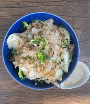 Lettuce and tofu salad with sesame seeds