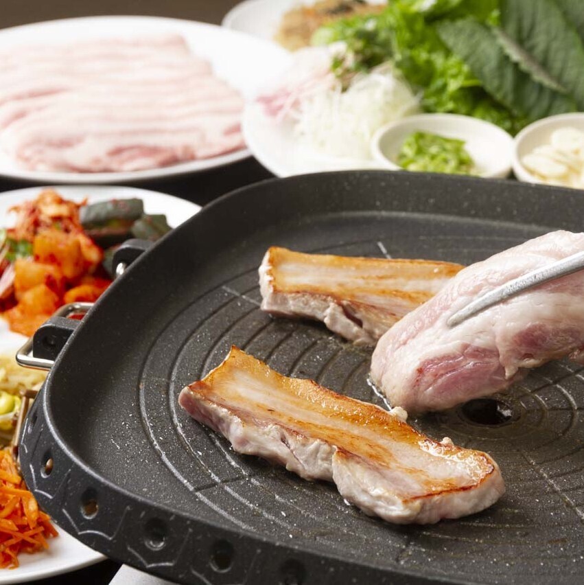 バラ、ロース、豚トロなどと旬野菜や一品など全メニューを食べ放題で楽しめるお店♪