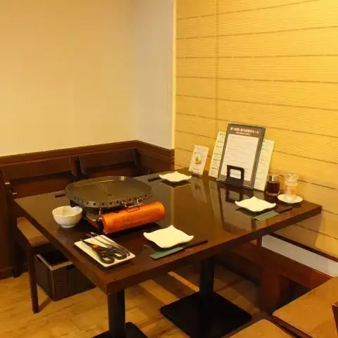 <p>店内には4名様用のテーブルを1卓ご用意しております。ご友人同士の食事はもちろん、デートや女子会、ご家族での団らんにもぴったりな空間です。落ち着いた雰囲気の中で、美味しい料理を囲みながら、ゆったりとした時間をお楽しみいただけます。幅広いシーンに対応できるお席で、大切なひとときをぜひお過ごしください。</p>
