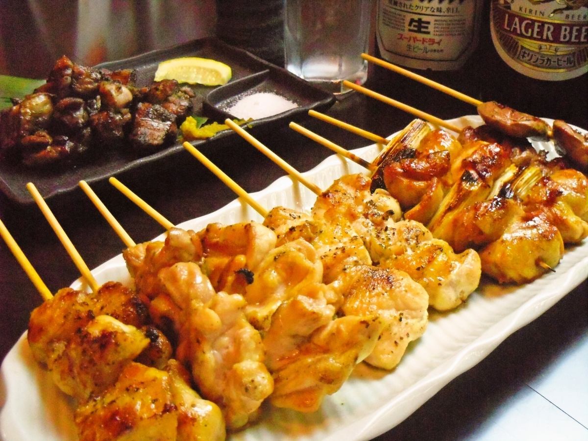 お洒落な内装の店内で、朝じめの新鮮な鶏を使用した、本格派の焼鳥が楽しめる。