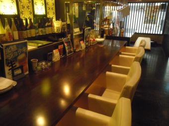 座り心地の良いソファーで食事を楽しむ