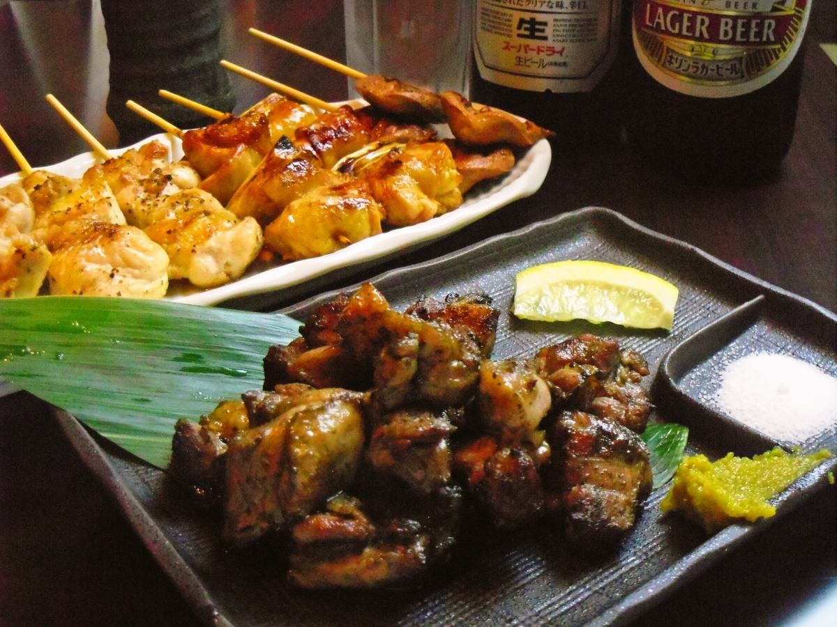 新鮮な鶏を直送。焼鳥や独特の食感と旨味のいぶし焼きで堪能。