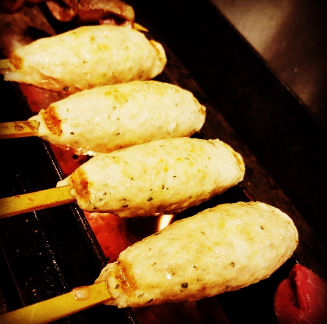 备有人气的“Tsukune”烤鸡肉串、炖牛筋等各种适合下酒的菜肴！