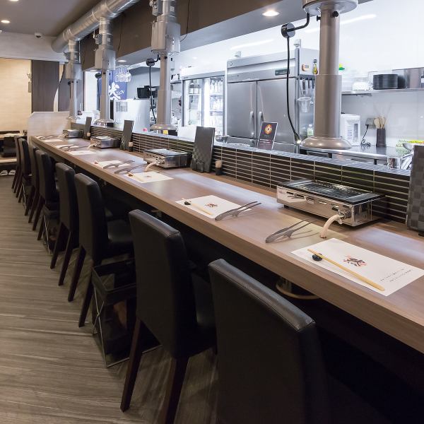 [Counter seats are also available♪] How about eating yakiniku at the counter seats where you can enjoy the feeling of a live performance?The restaurant is clean and clean, so please take advantage of it on a date!