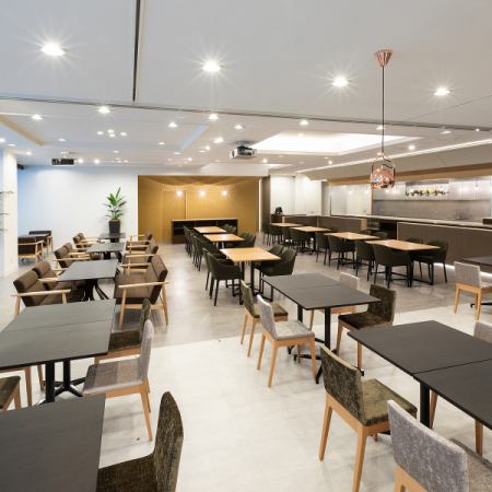 The stylish interior and the warm atmosphere of the wood grain are impressive.From dinner time, the lights are turned off to create a calm atmosphere.You can choose between casual table seats, spacious sofa seats, and seats that suit your needs.