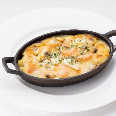 Seafood and macaroni gratin