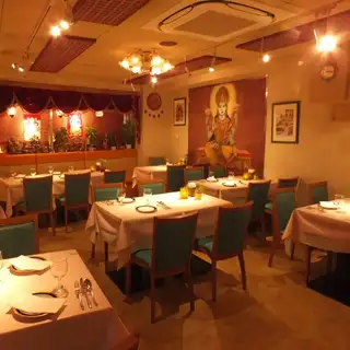お仕事帰りのお食事やサク飲みに嬉しい、お一人様でも気軽に利用できるカウンター席も完備！シェフの気配を感じながらご自身のペースで、ゆっくりとお料理とお酒をお楽しみいただけます。ランチタイムのご利用にも大変おすすめのお席です◎