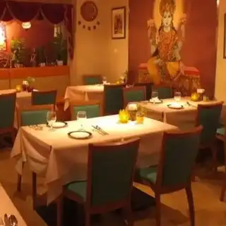 着席での貸切ご宴会は、最大45名様までご利用いただけます！インド風の豪華なタペストリーや装飾が、パーティーの雰囲気をより一層盛り上げるでしょう◎美味しいお料理とお酒を囲んで、思い出に残る特別な時間をご提供いたします。